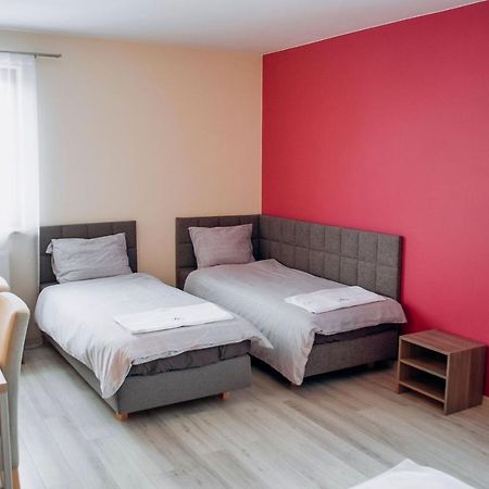 Redwood Hostel ลูบลิน ภายนอก รูปภาพ