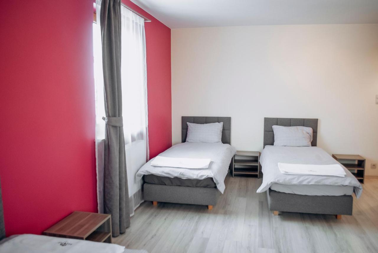 Redwood Hostel ลูบลิน ภายนอก รูปภาพ