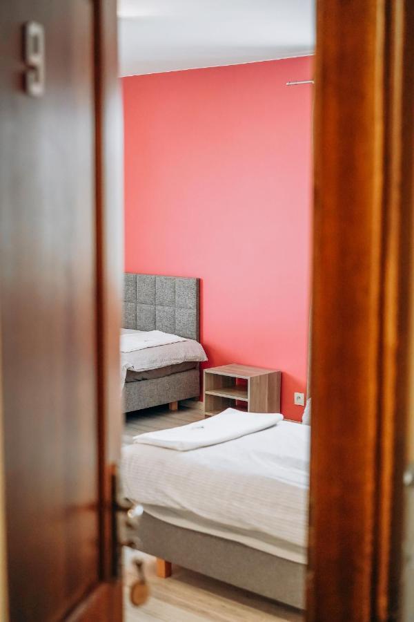 Redwood Hostel ลูบลิน ภายนอก รูปภาพ